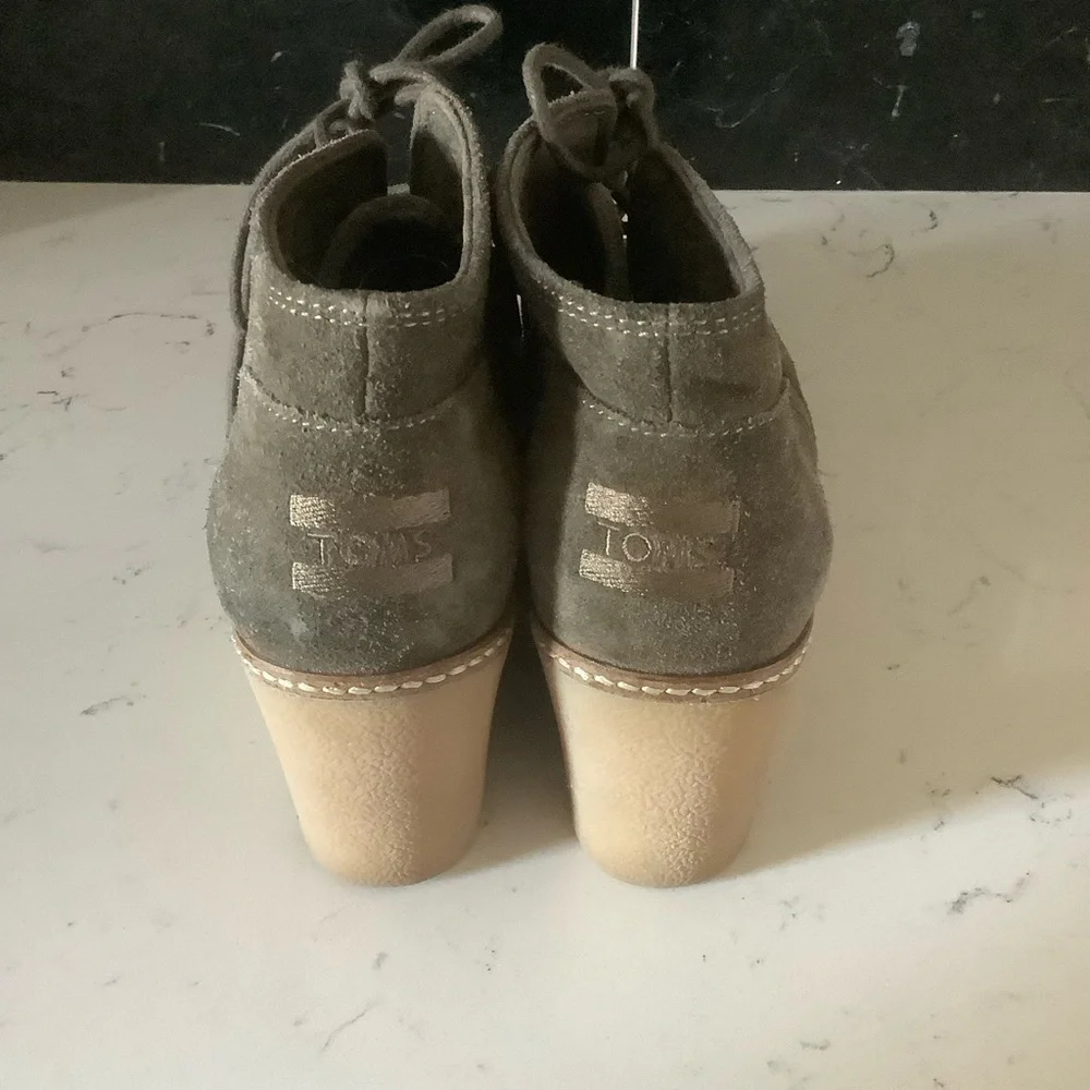 Toms desert boots women’s 8 wedge ankle booties army green suede lace up shoes
